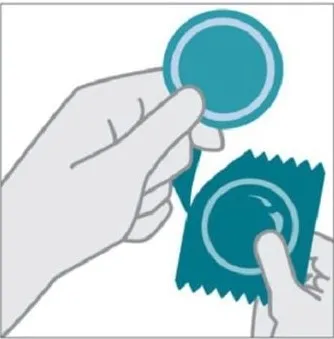 Bước 1: Xé bao bì một cách cẩn thận, tránh làm rách bao cao su bên trong