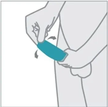 Bước 4: Lăn bao cao su từ từ sao cho bao trùm toàn bộ thân dương vật.